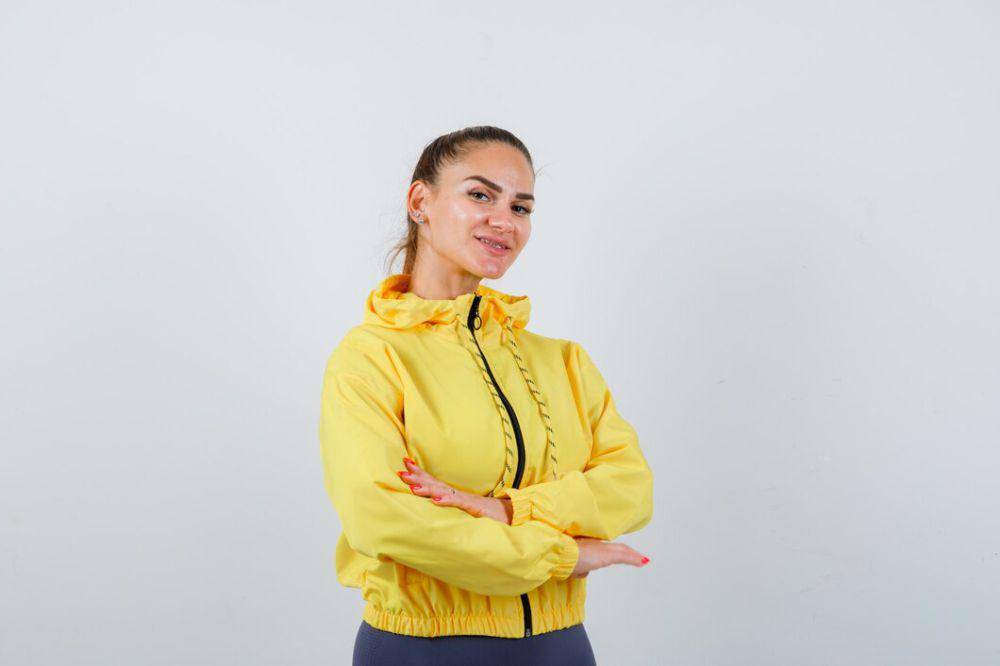 wanita dengan jaket olahraga (freepik.com/8photo)