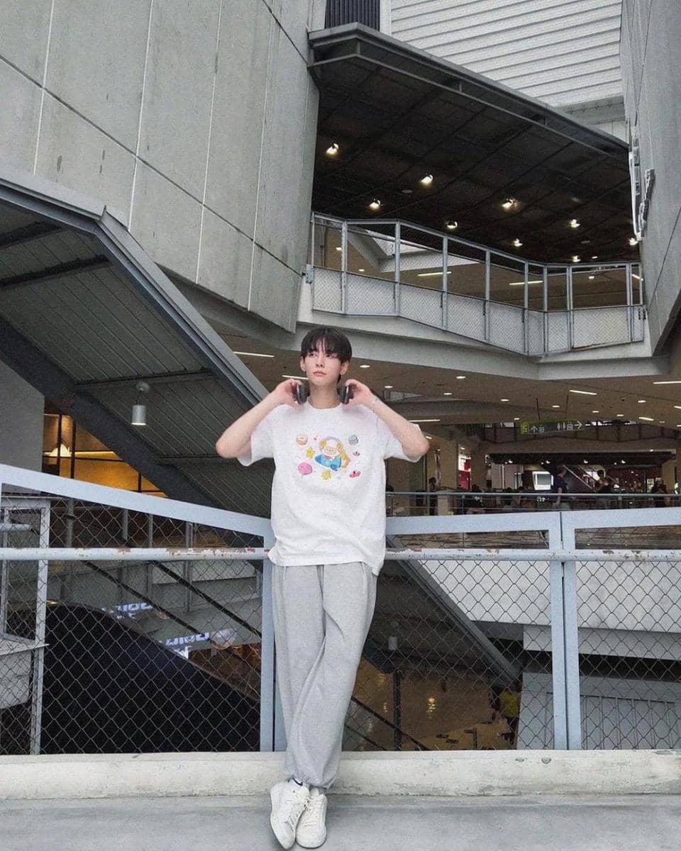 mix and match white shirt ala Nut Supanut (instagram.com/supanut)