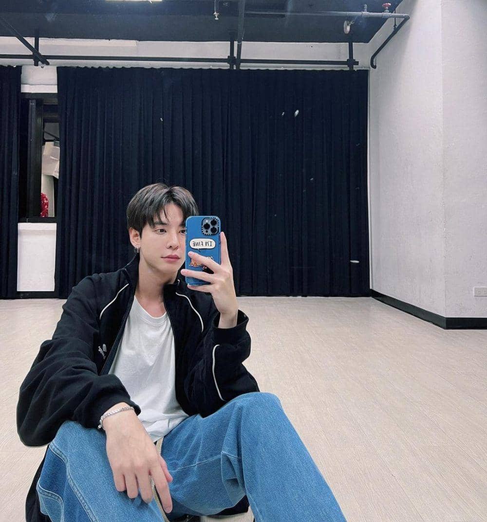 mix and match white shirt ala Nut Supanut (instagram.com/supanut)