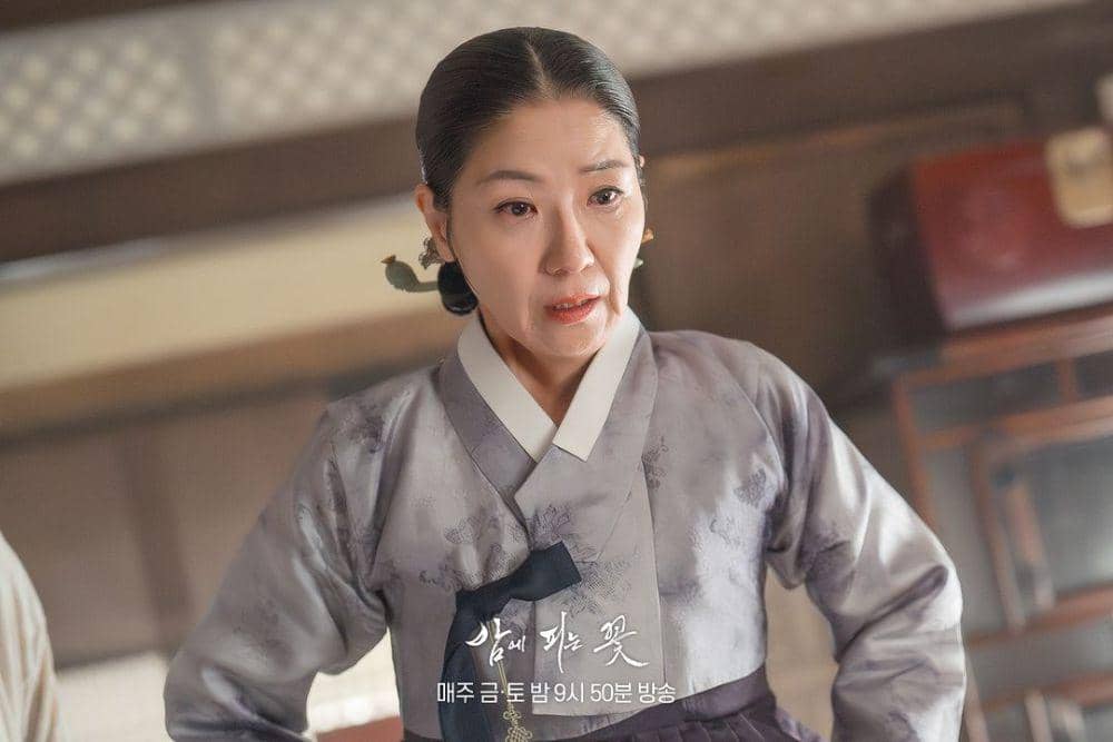 Still cut drama Knight Flower (instagram.com/mbcdrama_now)