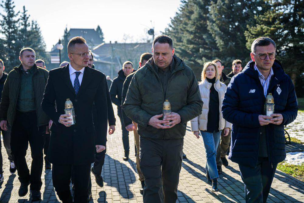 Menteri Luar Negeri Hungaria, Peter Szijjarto, Kepala Kantor Kepresidenan Ukraina, Andryi Yermak, dan Menteri Luar Negeri Ukraina, Dmytro Kuleba di Uzhhord, Senin (29/1/2024). (facebook.com/szijjarto.peter.official)