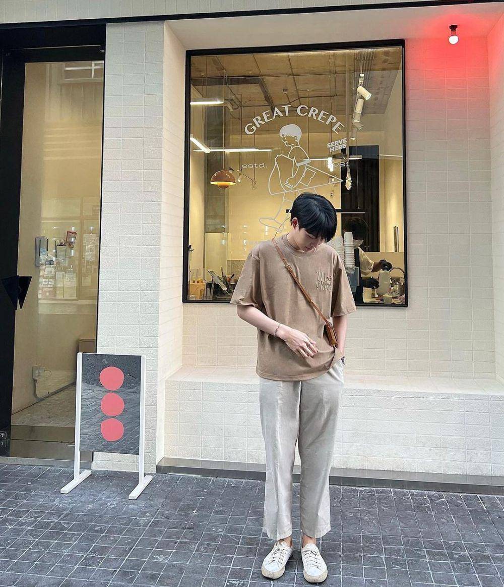 outfit nongkrong di kafe ala Namping Napatsakorn (instagram.com/nampingster)