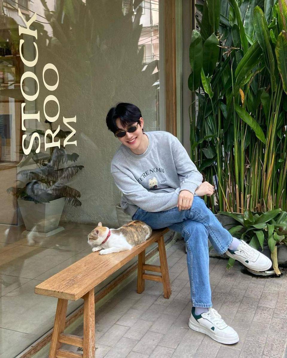 outfit nongkrong di kafe ala Namping Napatsakorn (instagram.com/nampingster)