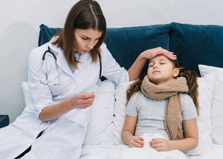 ilustrasi dokter mengukur suhu pasien anak dengan termometer (freepik.com/freepik)