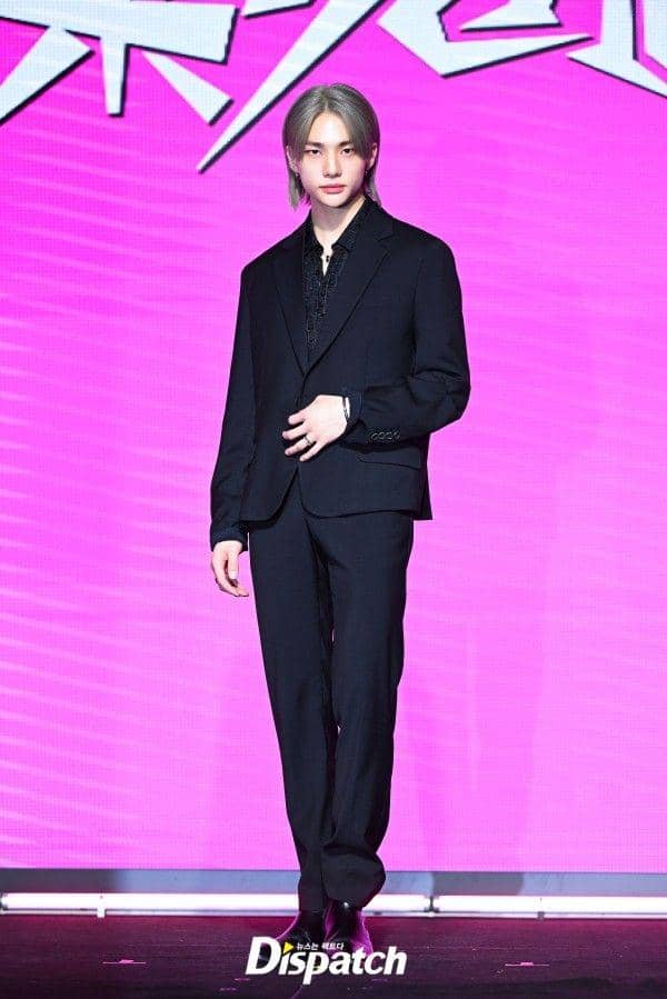 mix and match blazer ala Hyunjin Stray Kids (dok. dispatch.co.kr/Song Hyojin)