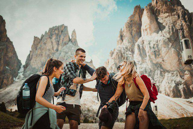 Ilustrasi tertawa bersama teman-teman (unsplash.com/Felix Rostig)