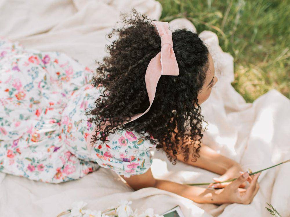 wanita dengan hair ribbon (pexels.com/Vlada Karpovich)