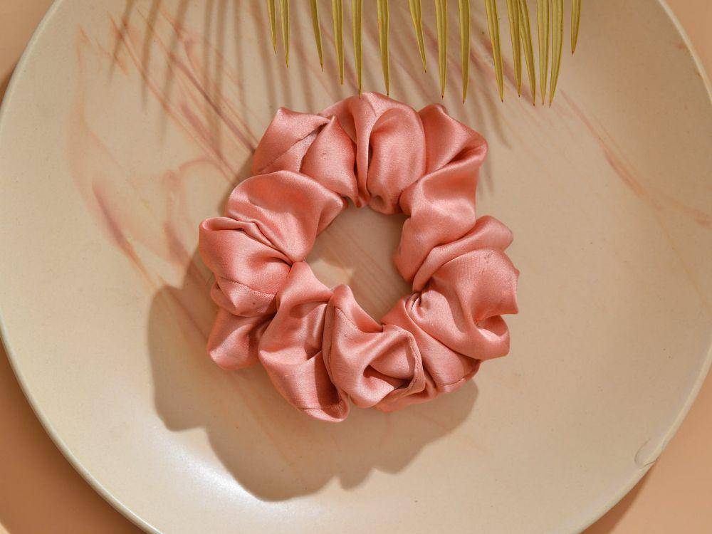 sebuah scrunchie (pexels.com/arif khan)
