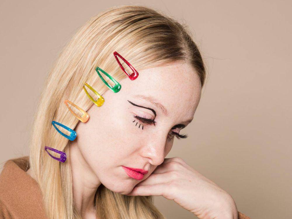 wanita memakai jepit rambut (pexels.com/Michelle Leman)