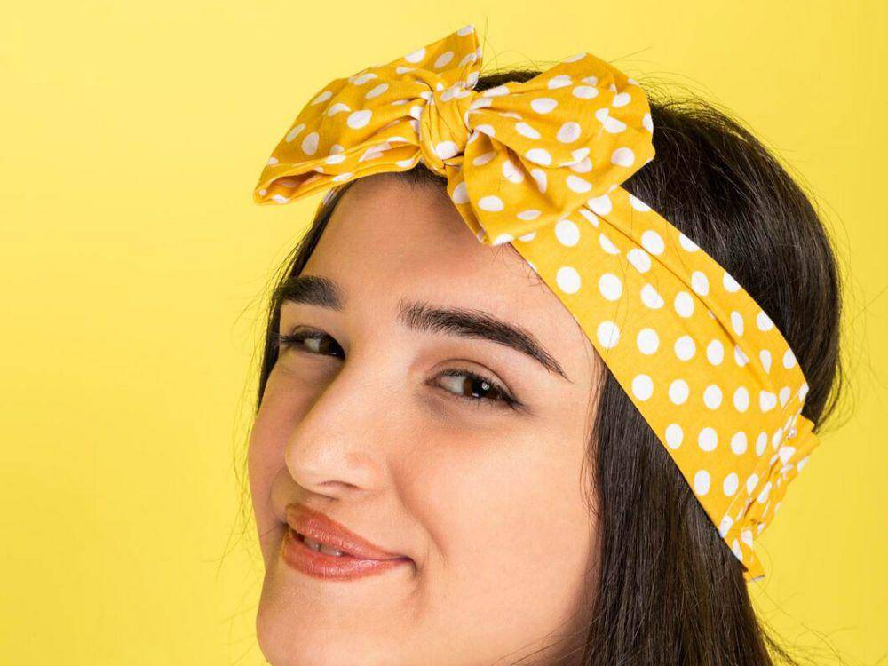wanita dengan head scarf (freepik.com/Racool_studio)
