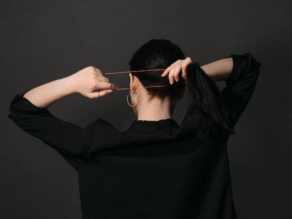 wanita memakai hair tie (pexels.com/Pavel Danilyuk)