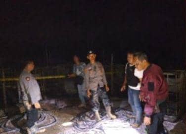 (Polisi saat meninjau TKP kebakaran Illegal Refinery di Babat Toman Kabupaten Muba) IDN Times/istimewa