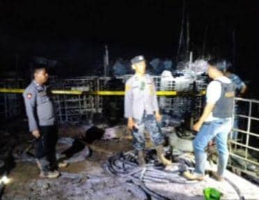 (Polisi saat meninjau TKP kebakaran Illegal Refinery di Babat Toman Kabupaten Muba) IDN Times/istimewa