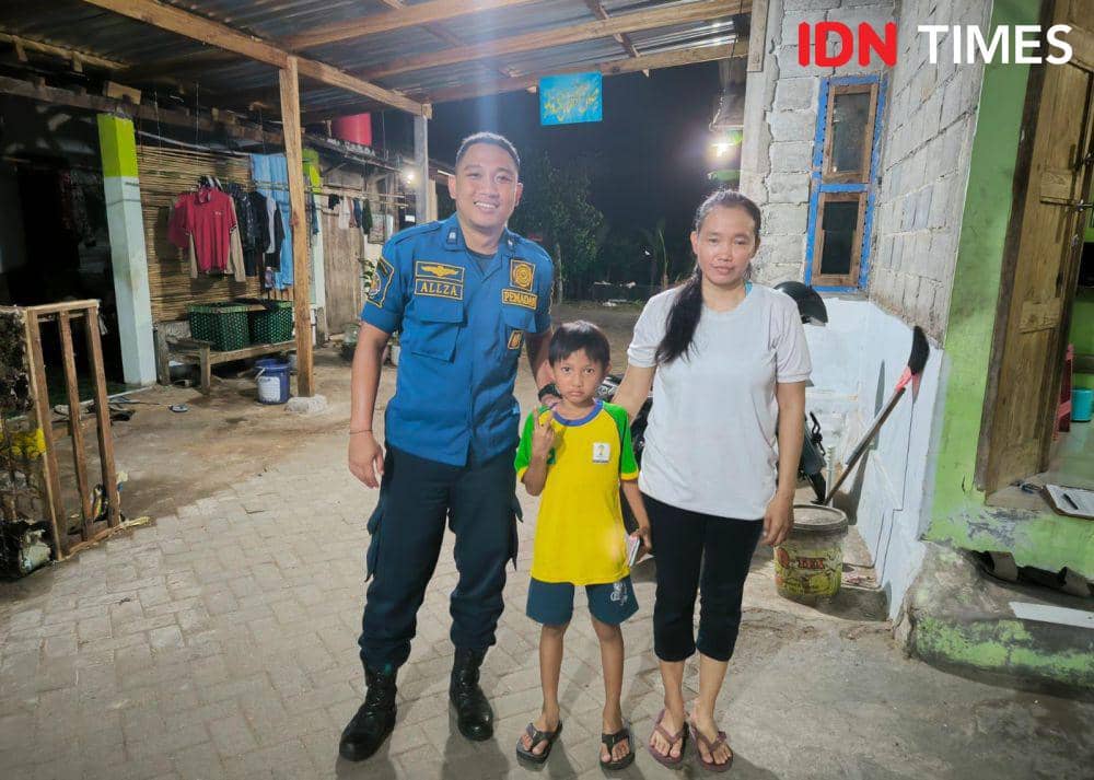 Allza Zanuar saat bersama Azka dan ibunya setelah proses evakuasi. (IDN Times/Fariz Fardianto (