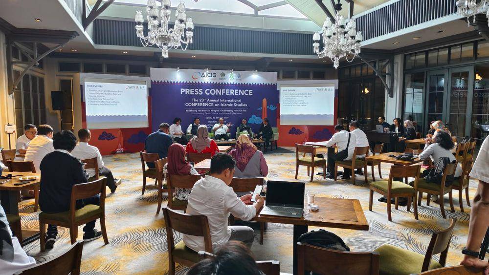Suasana konferensi pers konferensi pendidikan islam internasional atau Annual International Conference on Islamic Studies (AICIS) ke-23. (IDN Times/Dok Humas UIN Walisongo Semarang)