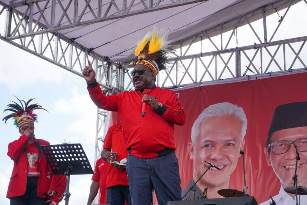Bendahara DPD PDIP Papua Tengah, Willem Wandik, saat berorasi dalam kampanye akbar DPC PDIP Kabupaten Mimika. (IDN Times/Endy Langobelen)