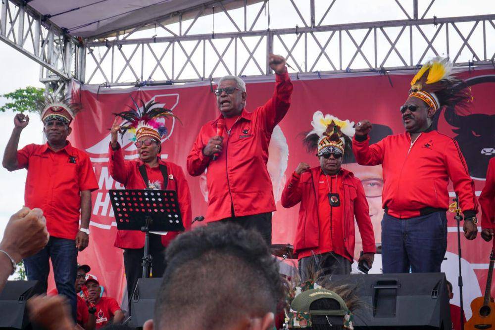 Johannes Rettob berorasi dalam kampanye akbar yang digelar DPC PDIP Kabupaten Mimika. (IDN Times/Endy Langobelen)