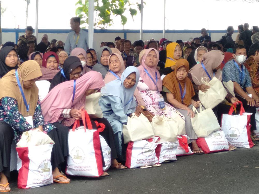 Jokowi Beri Bantuan Beras, Minyak dan Biskuit kepada 1.000 Warga