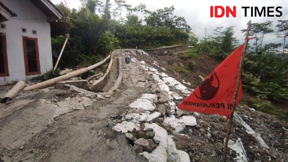 Tanah bergerak membuat 30 hektar tanah rawan longsor, Selasa (30/1/2024).(IDN Times/Cokie Sutrisno).