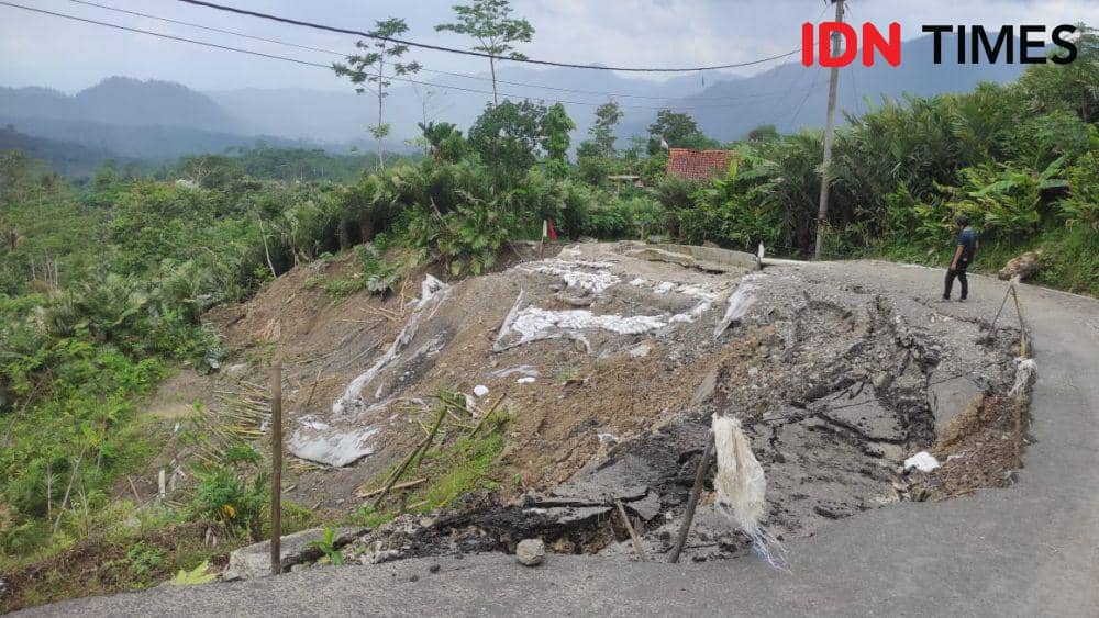 Longsor merusak kebun warga, Selasa (30/1/2024).(IDN Times/Cokie Sutrisno).