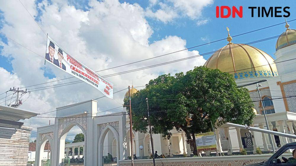 Spanduk Capres 02, Prabowo-Gibran yang dipajang depan masjid Agung Almuwaidin Kelurahan Na'e Kecamatan Rasana'e Barat Kota Bima (IDN Times/Juliadin)