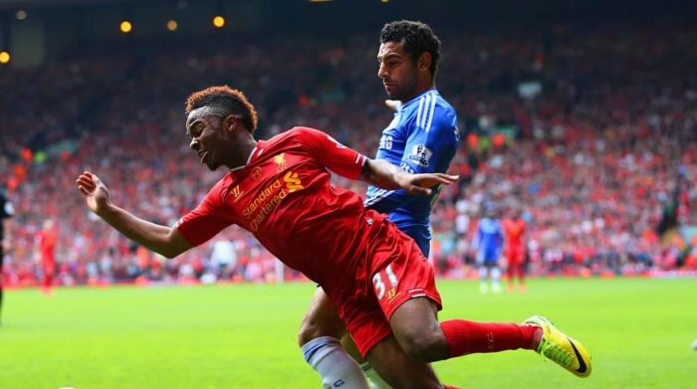 Mohammed Salah (biru) saat berduel dengan Raheem Sterling (merah) pada Premier League 2013/2014. (twitter.com/premierleague)