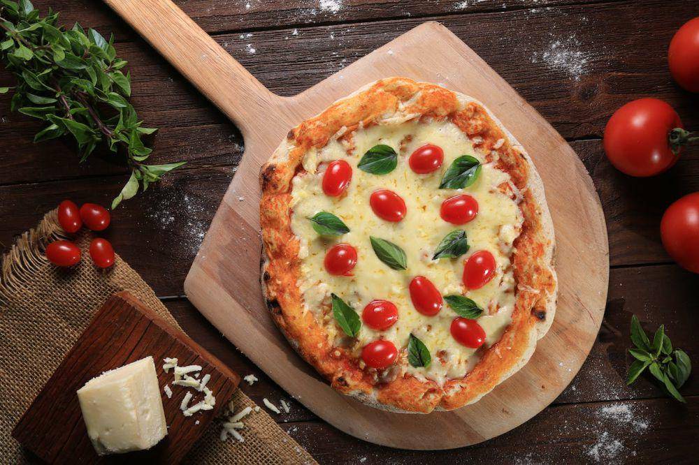 pizza dengan tomat ceri (pexels.com/Andre saddi)