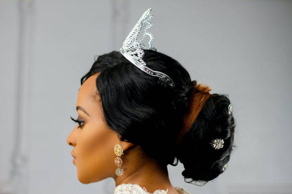 wanita memakai tiara (pexels.com/Bestbe Models)