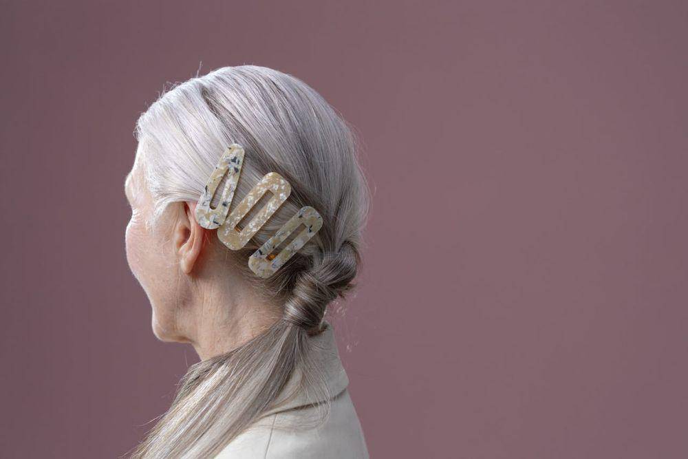 wanita memakai barrette (pexels.com/cottonbro studio)