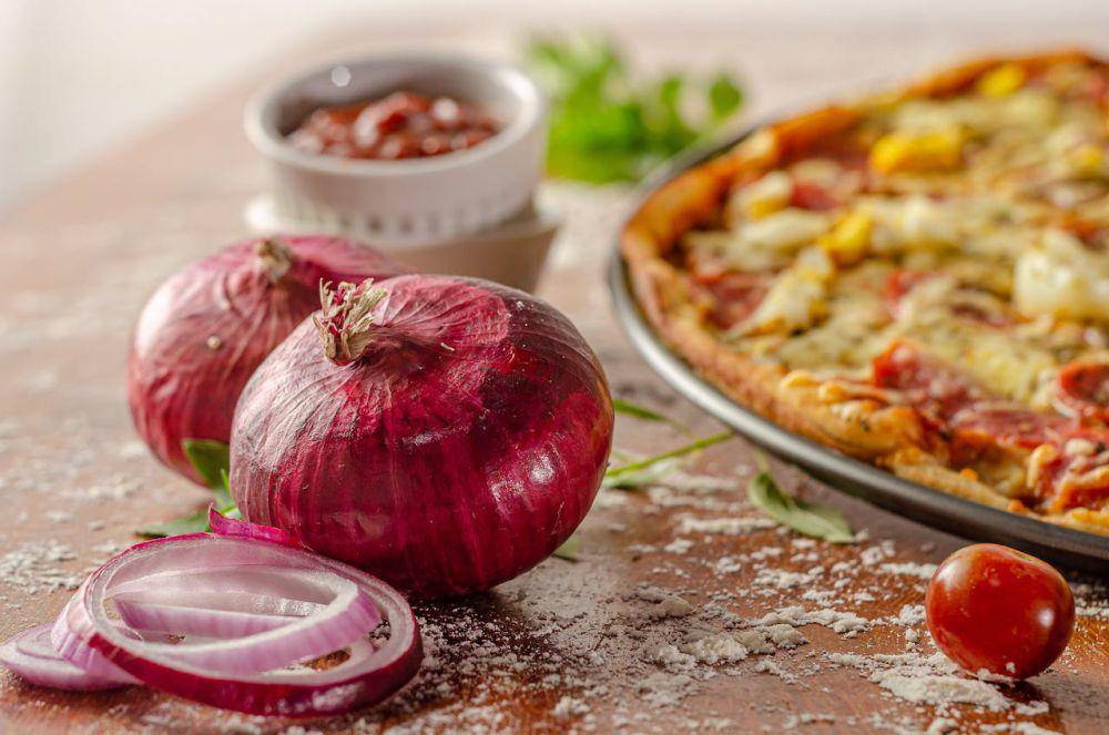 pizza dan bawang bombay merah (pexels.com/Italo Melo)
