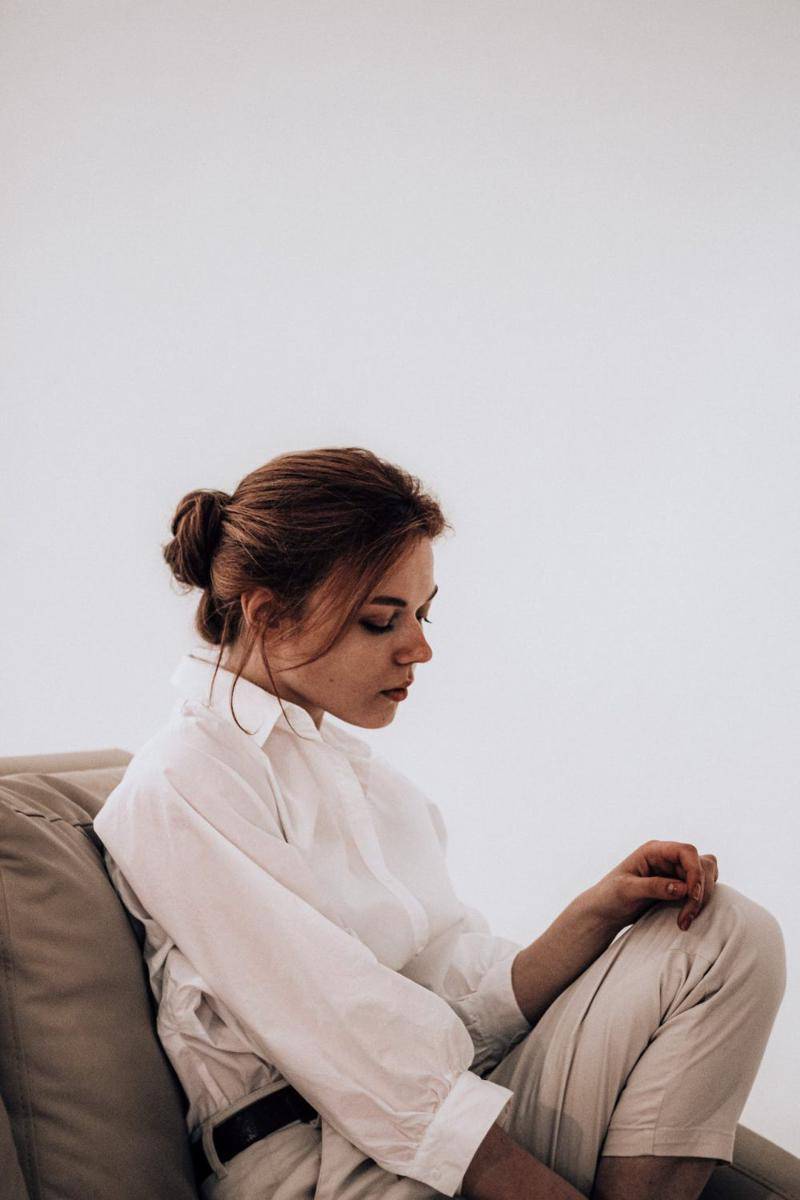 Ilustrasi gaya rambut Messy Bun (pexels.com/Карина  Каржавина_
