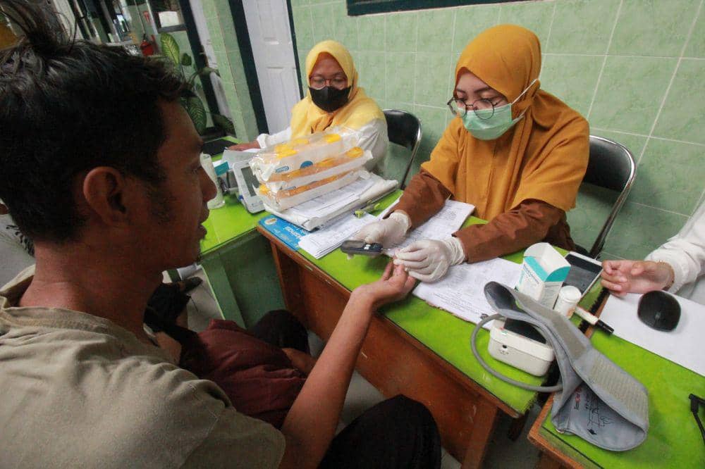 Skrining dan pemeriksaan kesehatan gratis di Surabaya. (dok. Diskominfo Kota Surabaya)
