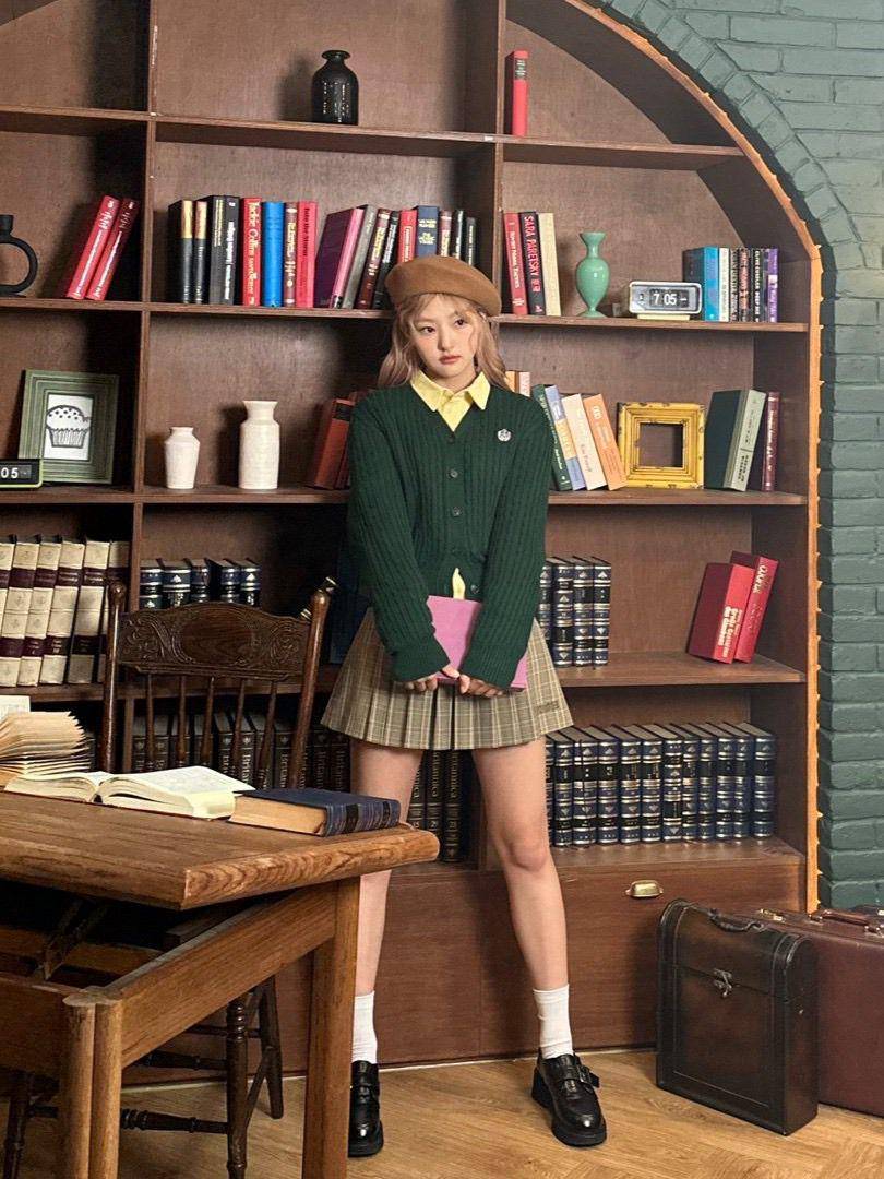 OOTD Mini Pleated Skirt ala Haneul KISS OF LIFE (bstage.in/KISS OF LIFE)