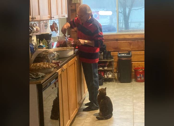 potret kucing bareng bapak-bapak di dapur (reddit.com/croccernox)