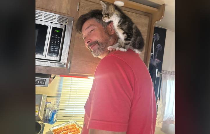 potret kucing bareng bapak-bapak di dapur (reddit.com/cpbaby1968)