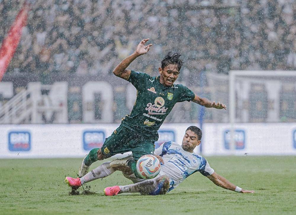 Duel pemain Persebaya, Catur Pamungkas dengan pemain PSIS, Vitinho di Stadion GBT Surabaya. Instagram @officialpersebaya
