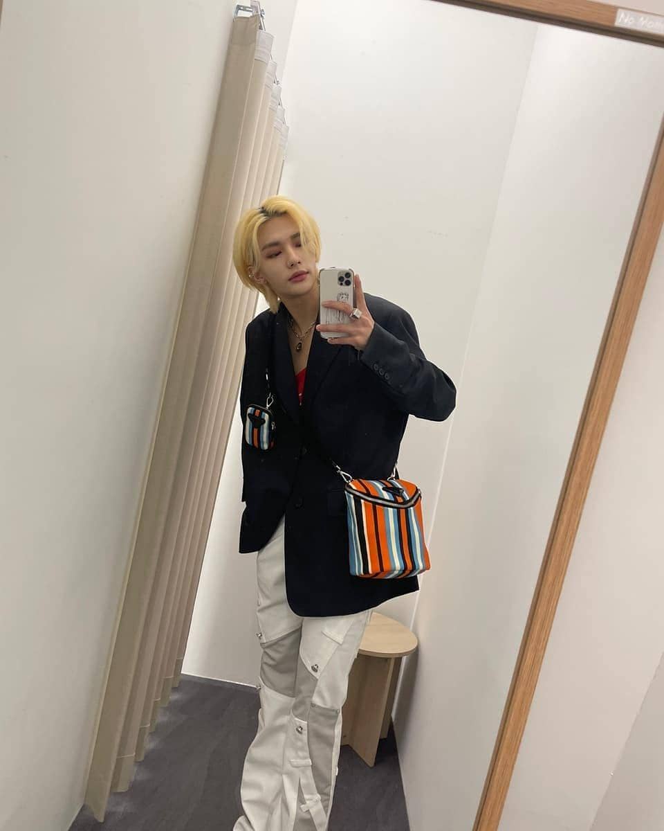 mix and match blazer ala Hyunjin Stray Kids (instagram.com/realstraykids)