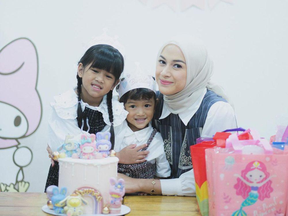 7 Potret Nina Zatulini Rayakan Ulang Tahun Khanza di Sekolah