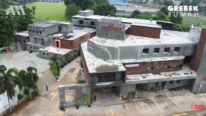 9 Potret Rumah Baru Dokter Tompi, Ada Klinik, Galeri, dan Restoran!