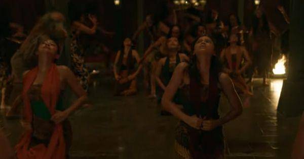 Para penari mendapati mereka dikelilingi para sosok yang bukan dari dunia manusia ( Dok. MD Pictures / Badarawuhi Di Desa Penari )