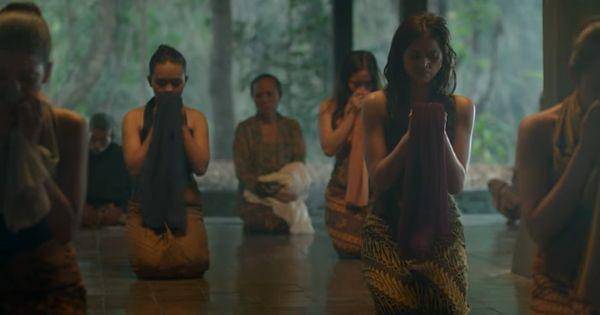 Para penari disuruh menghirup selendang ( Dok. MD Pictures / Badarawuhi Di Desa Penari )