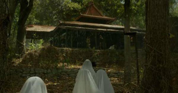 Rombongan perempuan desa dibawa ke sebuah pendopo dengan kepala ditutup kain ( Dok.  MD Pictures / Badarawuhi Di Desa Penari )