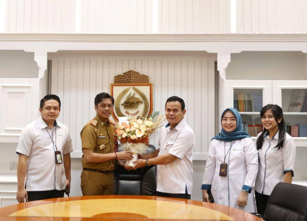 Pj Sekda Makassar Firman Hamid Pagarra (tengah) menerima audiensi BPJS Ketenakerjaan, Senin (29/1/2024). (Dok. Humas Pemkot Makassar)