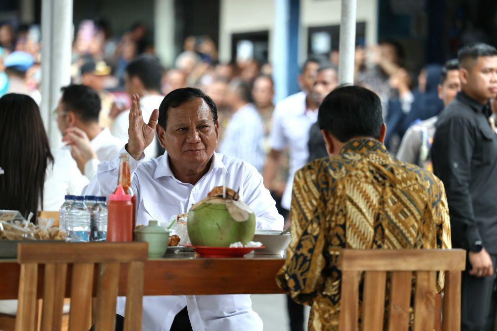 Jokowi-Prabowo Makan Bakso Usai Bertugas, Langsung Diserbu Warga