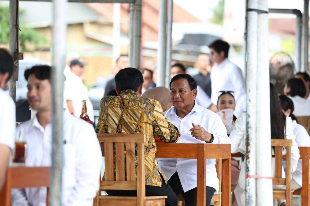 Presiden RI Joko Widodo dan Menteri Pertahanan RI Prabowo Subianto santap siang bersama di kios Bakso dan Mie Ayam Pak Sholeh Bandongan, Kabupaten Magelang, Jawa Tengah, Senin (29/1/2024). (Dok. TKN Prabowo-Gibran)