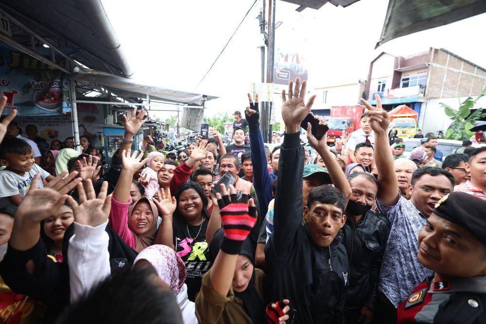 Ratusan warga Kecamatan Bandongan, Jawa Tengah, Senin (29/1/2023) turut bersuka cita saat Presiden Joko Widodo (Jokowi) dan Menteri Pertahanan Prabowo Subianto mampir untuk makan bakso bareng di salah satu kios kaki lima. (Dok. TKN Prabowo-Gibran)
