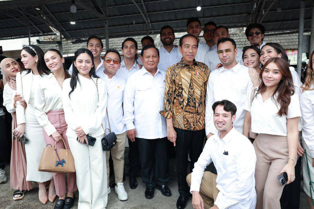Presiden RI Joko Widodo dan Menteri Pertahanan RI Prabowo Subianto santap siang bersama di kios Bakso dan Mie Ayam Pak Sholeh Bandongan, Kabupaten Magelang, Jawa Tengah, Senin (29/1/2024). (Dok. TKN Prabowo-Gibran)