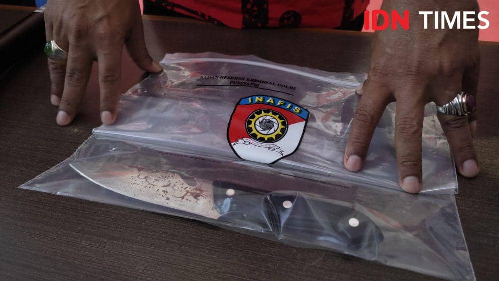Pisau bercak darah menjadi barang bukti dalam kasus pembunuhan Fajarullah, pemilik konter ponsel Berkah Cell di Aceh Besar. (IDN Times/Mhd Saifullah)