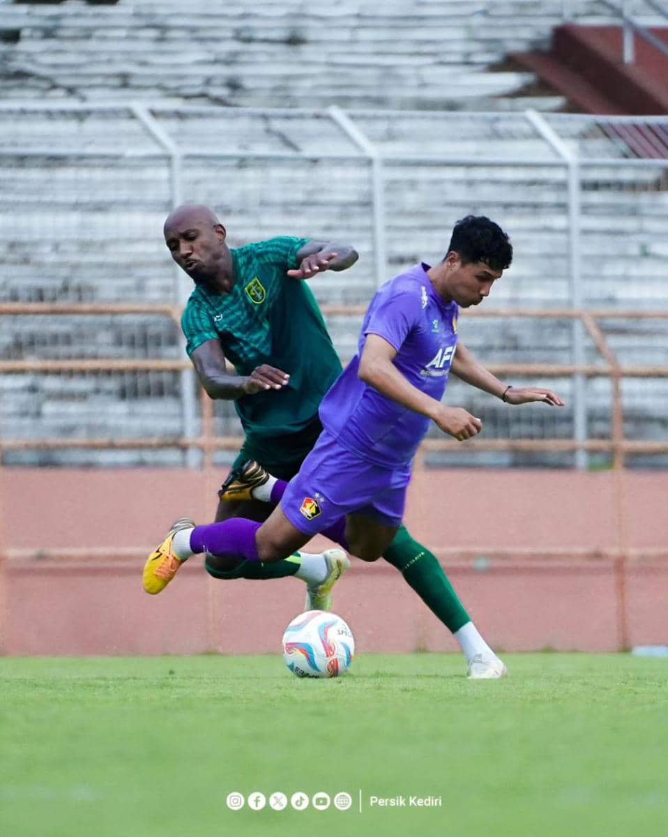 Pemain Persik Kediri saat melawan Persebaya Surabaya dalam laga ujicoba. Instagram,com/@persikfcofficial
