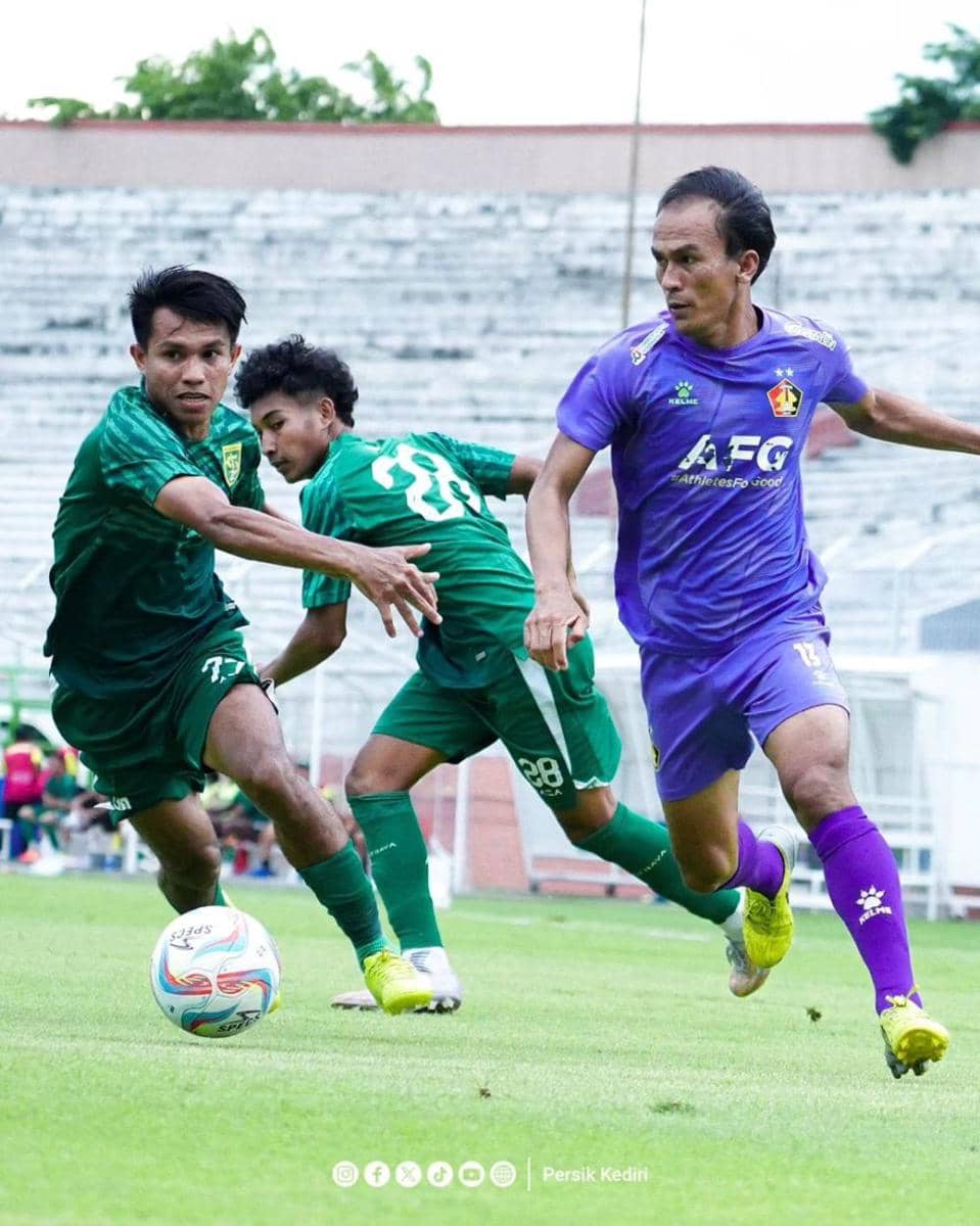 Pemain Persik Kediri saat melawan Persebaya Surabaya dalam laga ujicoba. Instagram,com/@persikfcofficial